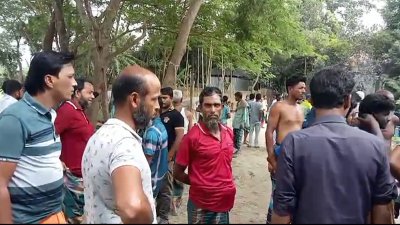 ঘটনাস্থলে এলাকাবাসী