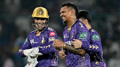 নারিন দুই ওভারে তিন উইকেট নেন