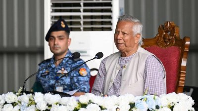 বিমানবাহিনীর অনুশীলন পর্যবেক্ষণ শেষে বক্তব্য দিচ্ছেন প্রধান উপদেষ্টা প্রফেসর মুহাম্মদ ইউনূস