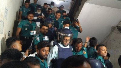আদালত চত্বরে আসামিরা