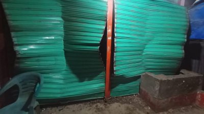 বিস্ফোরণে ক্ষতিগ্রস্ত দোকানের সার্টার