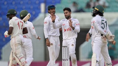 পাঁচ উইকেট নেন মিরাজ