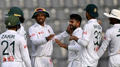 মেহেদী হাসান মিরাজের উইকেট উদযাপন