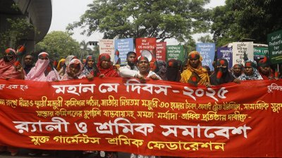 আন্তর্জাতিক শ্রমিক দিবস উদযাপনে শ্রমিকদের উপস্থিতিতে মুখর রাজধানীর পল্টন এলাকা। ছবি: সাজ্জাদ হোসেন