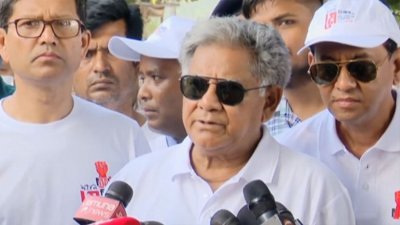 বক্তব্য দিচ্ছেন শ্রম ও কর্মসংস্থান মন্ত্রণালয়ের উপদেষ্টা এম সাখাওয়াত হোসেন