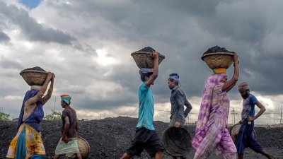 কাজে ব্যস্ত শ্রমিকরা (ছবি: সাজ্জাদ হোসেন)