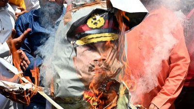 পাকিস্তানি সেনাপ্রধানের বিরুদ্ধে ভারতে বিক্ষোভ। ছবি: বিবিসি