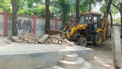 ময়মনসিংহ সাহিত্য সংসদের মুক্তমঞ্চ গুঁড়িয়ে দিলো প্রশাসন