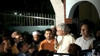 বৃহস্পতিবার সন্ধ্যায় উপাচার্যের বাসভবনের সামনে আন্দোলনরত শিক্ষার্থীদের সঙ্গে কথা বলেন রাজশাহী বিশ্ববিদ্যালয়ের উপাচার্য সালেহ হাসান নকীব