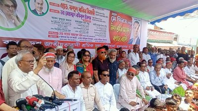 বরিশালে শ্রমিক দিবস উপলক্ষে আয়োজিত সমাবেশে বক্তব্য দেন রুহুল কবির রিজভী