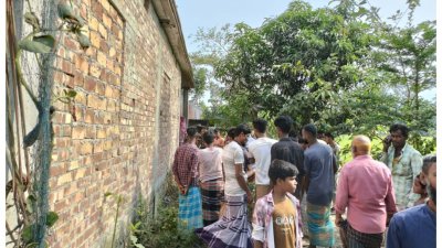 ঘটনাস্থলে উৎসুক জনতা ভিড় করছেন