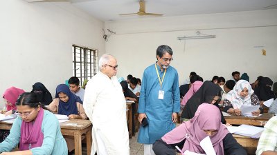জিডিইউ’র উপাচার্য অধ্যাপক ড. মোহাম্মদ আবু ইউসুফ কেন্দ্র ও উপকেন্দ্র পরিদর্শন করেন