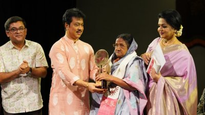 কুমকুম রানীকে নৃত্যাঞ্চল পদক প্রদান
