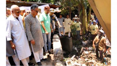 খাল খনন ও পরিষ্কার করার কাজের উদ্বোধনী অনুষ্ঠানে অন্যদের সঙ্গে আমির খসরু মাহমুদ চৌধুরী