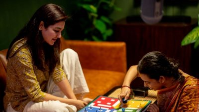 একটি দৃশ্যে লুডু খেলছিলেন জয়া ও মহসিনা