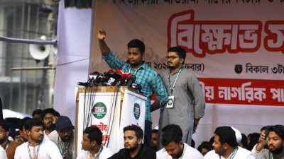 বক্তৃতা করছেন এনসিপির দক্ষিণাঞ্চলীয় মুখ্য সংগঠক হাসনাত আব্দুল্লাহ (ছবি: সংগৃহীত)
