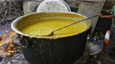রান্নার পাত্রে মরা সাপ পাওয়ার অভিযোগ পাওয়া গেছে। প্রতীকী ছবি: রয়টার্স