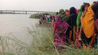 ঘটনাস্থলে স্থানীয়দের ভিড়