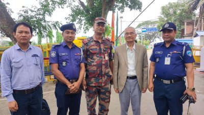 আখাউড়া আন্তর্জাতিক ইমিগ্রেশন চেকপোস্টে  জ্যোতিরিন্দ্র বোধিপ্রিয় লারমা ওরফে সন্তু লারমা (ডান দিক থেকে দ্বিতীয়)