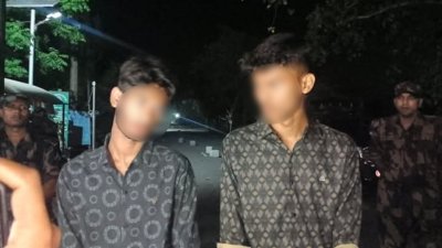 ফিরে আসা দুই কিশোর-তরুণ