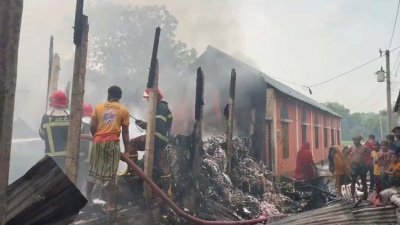ফায়ার সার্ভিসের কর্মীরা আগুন নিয়ন্ত্রণে কাজ করছেন
