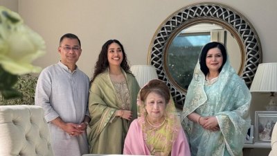 লন্ডনে বড় ছেলে তারেক রহমানের বাসায় পরিবারের সদস্যদের সঙ্গে বিএনপি চেয়ারপারসন খালেদা জিয়া