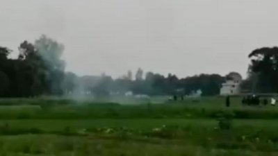 লাশ দাফন করে ফেরার পথে স্বজনদের লক্ষ্য করে একাধিক ককটেল হামলা চালানো হয়েছে