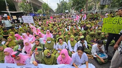 ঢাকা নার্সিং কলেজের শিক্ষার্থীদের বিক্ষোভ