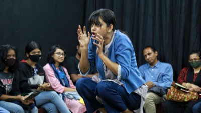 ‘বিস্ময়কর সবকিছু’ নাটকের একটি দৃশ্যে মহসিনা আক্তার