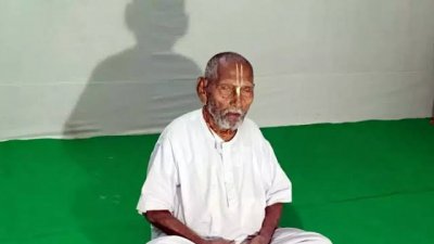 সাধনারত অবস্থায় শিবানন্দ গোস্বামী। (ফাইল ছবি)