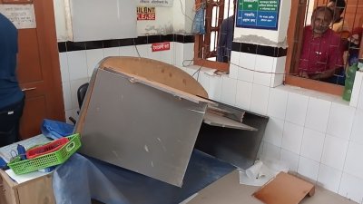 সাতক্ষীরা সদর হাসপাতালে ভাঙচুর