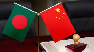 বাংলাদেশ ও চীনের পতাকা। প্রতীকী ছবি: চীনা দূতাবাসের ওয়েবসাইট