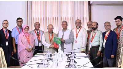 প্রধান উপদেষ্টার কাছে প্রতিবেদন হস্তান্তর করেন স্বাস্থ্য সংস্কার কমিশনের সদস্যরা