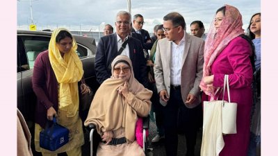 হিথ্রো বিমানবন্দরে পরিবারের সদস্যদের সঙ্গে খালেদা জিয়া