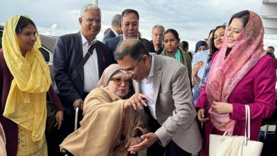 হিথ্রো বিমানবন্দরে বড় ছেলে তারেক রহমানসহ পরিবারের সদস্যদের সঙ্গে খালেদা জিয়া
