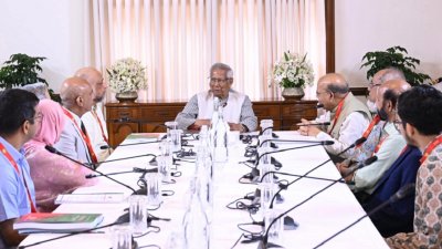 স্বাস্থ্য বিষয়ক সংস্কার কমিশন রাষ্ট্রীয় অতিথি ভবন যমুনায় প্রধান উপদেষ্টার কাছে তাদের প্রতিবেদন পেশ করেন