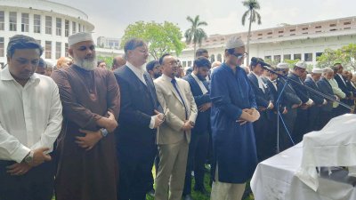সুপ্রিম কোর্টের ইনার গার্ডেনে তার  নামাজে জানাজা অনুষ্ঠিত হয়