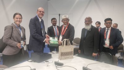 বৈঠকে ইআইবি’র চলমান সহযোগিতা সম্প্রসারণ এবং নবায়নযোগ্য জ্বালানি প্রকল্পসহ নতুন বিনিয়োগ সম্ভাবনা নিয়ে আলোচনা হয়