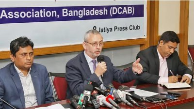 ‘ডিক্যাব টকে’ বক্তব্য রাখছেন ইউরোপিয়ান ইউনিয়নের রাষ্ট্রদূত মাইকেল মিলার