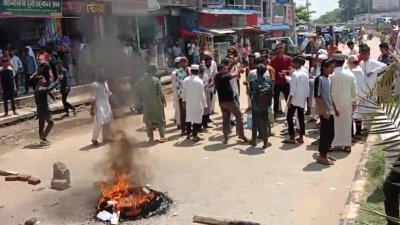 সড়কে টায়ার জ্বালিয়ে বিক্ষোভ করেন অবরোধকারীরা