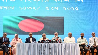 ফরেন সার্ভিস একাডেমিতে স্বাস্থ্য খাত সংস্কার কমিশনের প্রতিবেদনের মূল বিষয়গুলো তুলে ধরেন কমিশনের চেয়ারম্যান এবং অন্যান্য সদস্যরা
