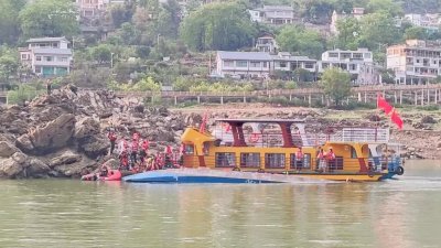 চলছে উদ্ধারকর্মীদের তৎপরতা। ছবি: সিনহুয়া