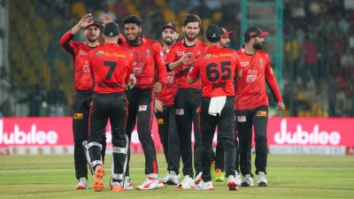 সতীর্থদের সঙ্গে রিশাদ হোসেন।