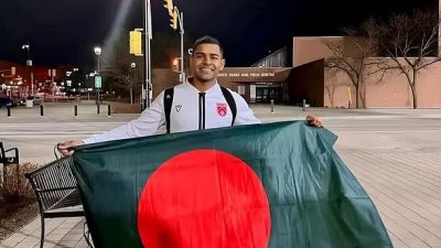 বাংলাদেশের পতাকা হাতে শামিত সোম।