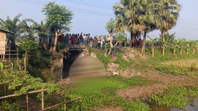 কালভার্টের নিচ থেকে লাশটি উদ্ধার করেছে পুলিশ