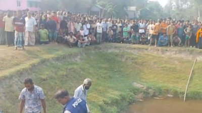 লাশ উদ্ধারের সময় ঘটনাস্থলে ভিড় করেন স্থানীয়রা