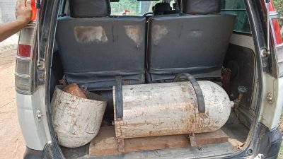 গ্যাস সিলিন্ডার কেটে গাঁজা উদ্ধার করা হয়