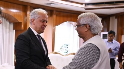প্রধান উপদেষ্টা মুহাম্মদ ইউনূসের সঙ্গে ইতালির স্বরাষ্ট্রমন্ত্রী মাত্তেও পিয়ান্তেদোসি