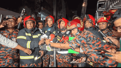 ক্যাপিটাল সিরাজ সেন্টার শপিং মলের আগুন নিয়ন্ত্রণে পর ব্রিফিং করছে ফায়ার সার্ভিস