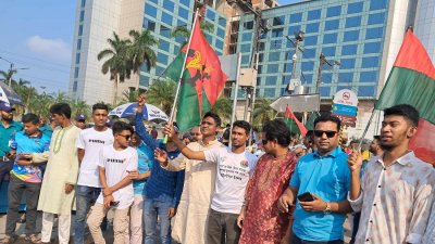 বিমানবন্দরে প্রবেশের গেটে অবস্থান নিয়ে বিভিন্ন স্লোগান দিচ্ছেন বিএনপির নেতাকর্মীরা